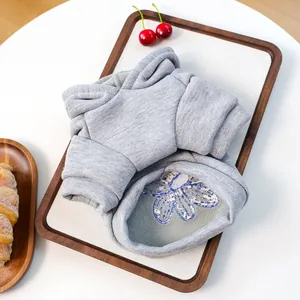 Detailaufnahme des Haustier-Hoodies mit Paillettenstickerei und warmem Fleece-Futter