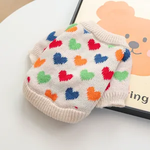 Detalle de corazones coloridos en suave suéter de punto para mascotas con cuello acanalado