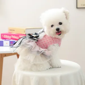 Dettaglio dell'abito in tweed rosa per cani con gonna in tulle e fiocco elegante