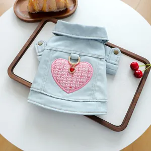 Detalle de chaqueta vaquera azul claro para mascotas con parche de corazón y anillo en D