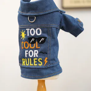 Dettaglio della giacca di jeans per cani con ricami colorati e anello a D per guinzaglio