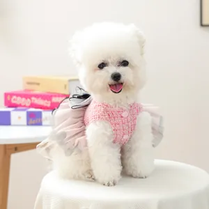 Dettaglio dell'abito in tweed per cani con gonna in organza e fiocco nero sul retro