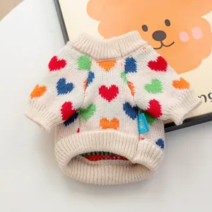 Detalle de suéter de punto para mascotas con corazones coloridos y puños elásticos