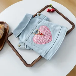 Detalle del chaleco vaquero para mascotas azul claro con corazón de tweed rosa y joya