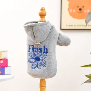 Detail eines grauen Haustier-Hoodies mit blauer Flash-Stickerei und Metall-D-Ring-Haken