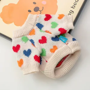 Detalle de jersey de punto para mascotas con corazones de colores y acabados acanalados
