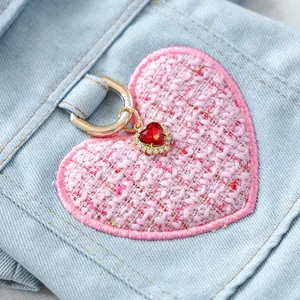 Detalle de chaleco vaquero para perro con corazón de tweed rosa y colgante de cristal