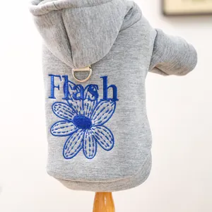 Nahaufnahme grauer Hunde-Hoodie mit Flash-Stickerei und D-Ring zur Befestigung der Leine