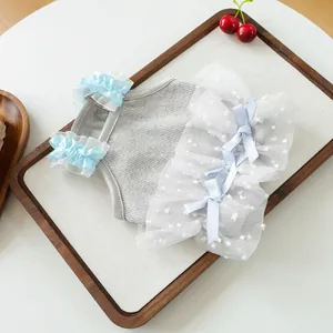 Bonito chaleco gris para mascotas con volantes de encaje azul y detalle de falda de tul blanco
