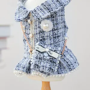 Détail de robe en tweed pour chien avec boutons perles, broche et mini sac à chaîne