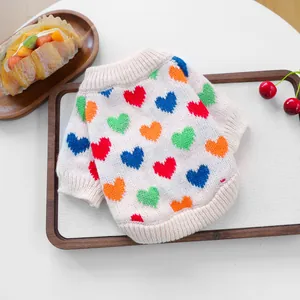 Jersey de punto para mascotas con coloridos patrones de corazones y bordes acanalados
