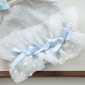 Precioso chaleco de ropa para perros pequeños con volantes de encaje y lazos azules.