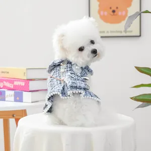 Détail de robe en tweed pour animaux avec bordure en perles et nœud pour petits chiens