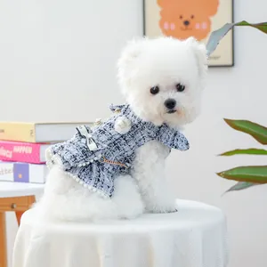 Détails de robe en tweed pour chien avec fleurs 3D, perles et chaîne dorée