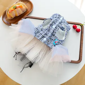 Dettaglio vestito blu in tweed per cani con gonna in tulle e bottoni decorativi eleganti