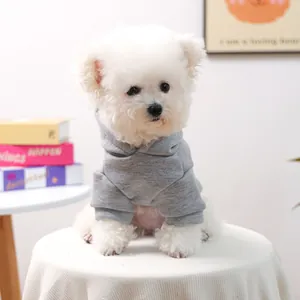 Nahaufnahme grauer Hunde-Hoodie aus weichem Baumwollstoff mit Kapuze für kleine Hunde
