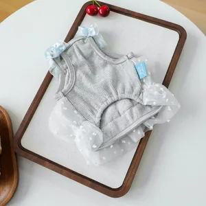 Bonito vestido gris para perro mascota con lazos azules y falda de tul blanco, ideal para cachorros.