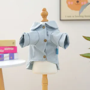 Detalle de la chaqueta vaquera azul claro para mascotas con cuello y botones marrones