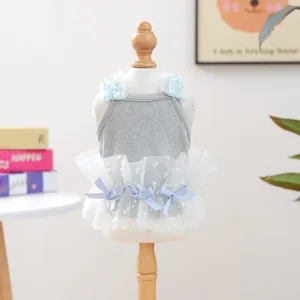 Detalle de chaleco de tirantes de malla de encaje para perros, ropa de verano para cachorros.