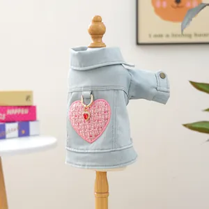 Detalle de la chaqueta vaquera azul claro para mascotas con corazón de tweed y pedrería