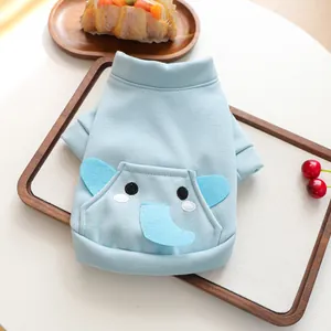 Détail du sweat à capuche bleu clair pour animal avec motif éléphant et poche