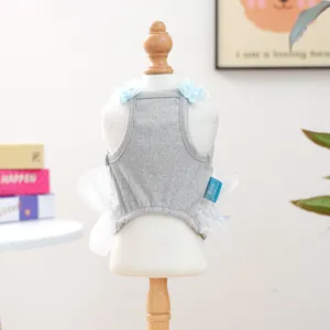 Bonito vestido para perros con tul de encaje y lazos azules, elegante detalle de ropa para cachorros.