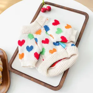 Detalle del suéter de punto para mascotas con patrones de corazones y textura acanalada