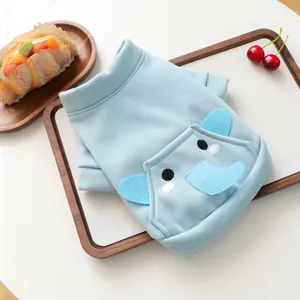 Gros plan du sweat à capuche bleu clair pour animal avec poche éléphant et tricot