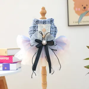 Abito per cani in tweed scozzese blu con strati di tulle e un grande fiocco nero