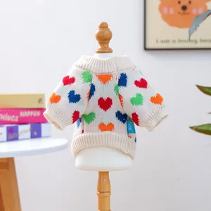 Detalle del suéter para mascotas con corazones de colores y acabados acanalados