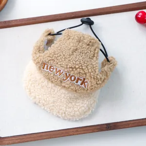 Détail du chapeau de soleil pour animaux avec polaire, broderie et cordon réglable