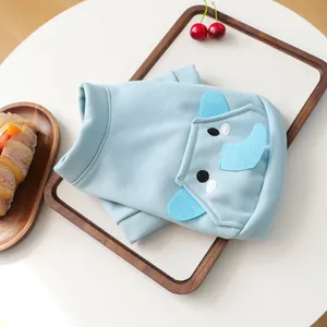 Détail d'un sweat à capuche bleu pour chiot avec oreilles d'éléphant et broderie