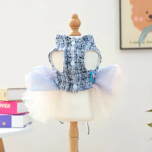 Dettaglio dell'abito in tweed blu per cani piccoli con gonna in tulle e bottoni
