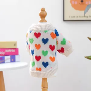 Detalle de suéter de punto para mascotas con corazones de colores y bordes acanalados