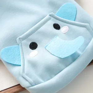 Détail d'un pull pour chien en maille bleue avec broderie d'éléphant de dessin animé
