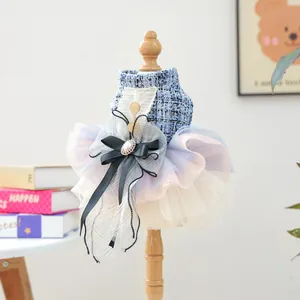 Dettaglio dell'abito per animali in tweed blu con gonna in tulle e fiocco di perle