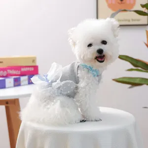Bonito vestido para perros pequeños con top de punto gris y falda de tul azul.