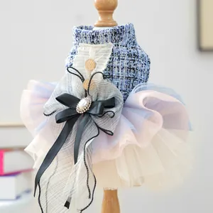 Dettaglio dell'abito in tweed blu per animali con gonna in tulle e grande fiocco di raso