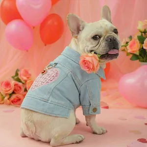 Chaqueta vaquera azul claro para mascotas con parche de corazón rosa y anillo en D de metal