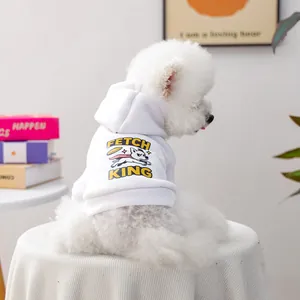 Détail du sweat à capuche blanc pour animaux avec graphique et texture en maille douce