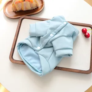 Détail du pull pour animal bleu clair avec doublure polaire et boutons-pression