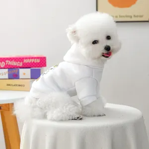 Gros plan d'un sweat à capuche blanc pour chien avec imprimé sur un Bichon Frisé