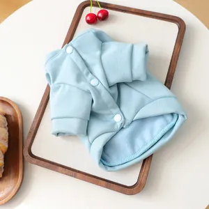 Détail du sweat à capuche bleu clair pour chien avec doublure polaire et boutons blancs