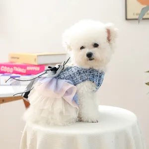 Dettaglio vestito blu in tweed per cani con gonna in tulle colorato e ali decorative