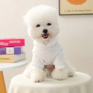 Gros plan du sweat à capuche blanc pour animaux avec texture coton et cordon ajustable