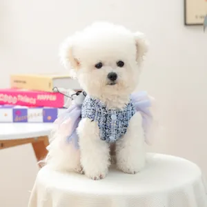 Dettaglio vestito per cani in tweed blu con bottoni decorativi e gonna tutu in tulle rosa