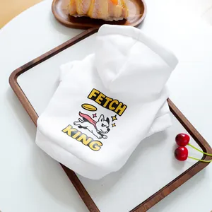 Détail du sweat à capuche blanc pour animaux avec imprimé Fetch King sur plateau bois