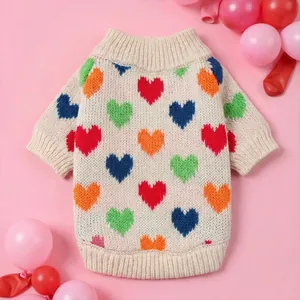 Jersey de punto crema para perros con corazones de colores y cuello alto para perros pequeños
