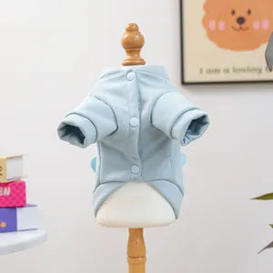 Détail du pull pour chien bleu clair en maille douce avec fermeture à trois boutons