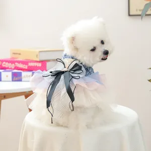 Dettaglio vestito tweed per cani con gonna in tulle, fiocco nero e perla centrale